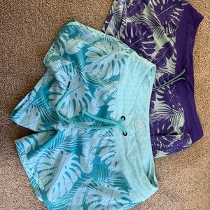 2x Run rabbit Aloha shorts with rear zip pocket!